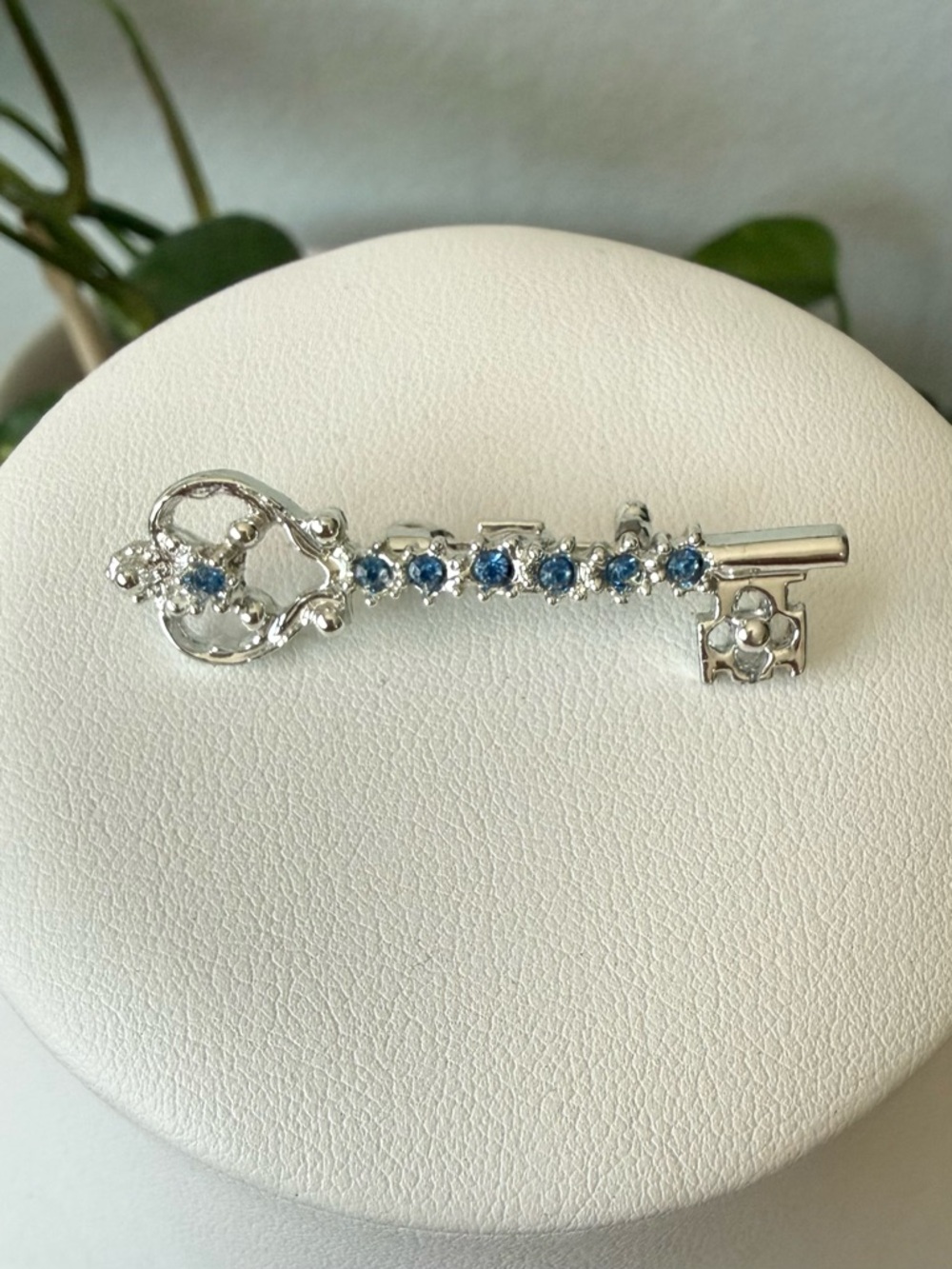 Vintage Skeleton Key Brooch Blue Rhinestones Pin Victorian Silver Tone Dainty - Picture 3 of 8